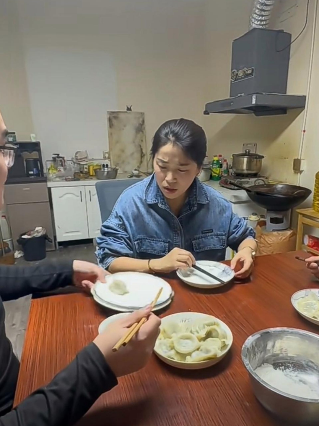 女子精心包了一晌的饺子,热气腾腾地端上桌,期待与家人共享这份温暖与